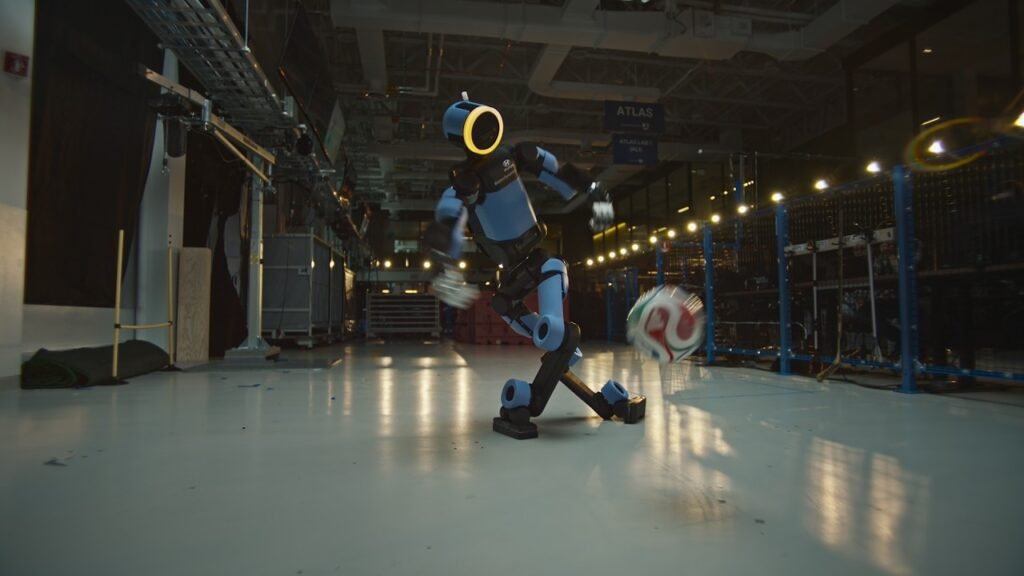 Boston Dynamics Atlas aprende un truco de fútbol en 24 horas gracias a inteligencia artificial