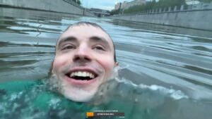 Streamer ruso se tira al río sin ningún tipo de sentido visto en Streamer Virales CIBERED