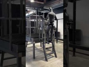 Robot humanoide Figure 03 aprende a subir escaleras visto en robótica CIBERED