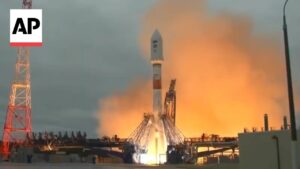 El gigante de Baikonur cobra forma: el cohete Soyuz se prepara para lanzar la Progress MS-35 hacia la ISS
