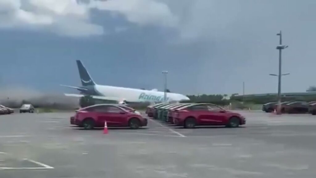 un avión boeing 767 de amazon se sale de pista y deja 5 muertos